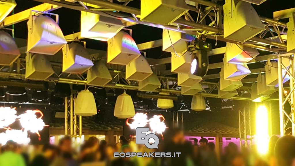 Tetto suono con abbattimento sonoro. Pixel-Sound - Sistema di contenimento sonoro per piste discoteca estivi. Audiovideoluci. Powered by EqSpeakers.